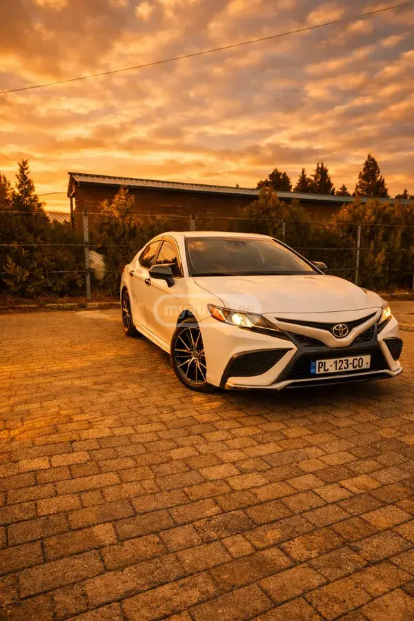 Toyota Camry 2022 — photo 2