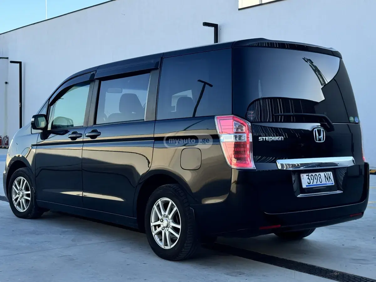 Honda Step Wagon 2014 — photo 2