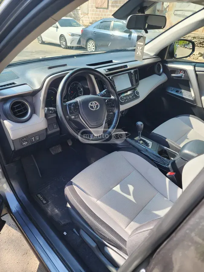 Toyota RAV4 2017 — photo 2
