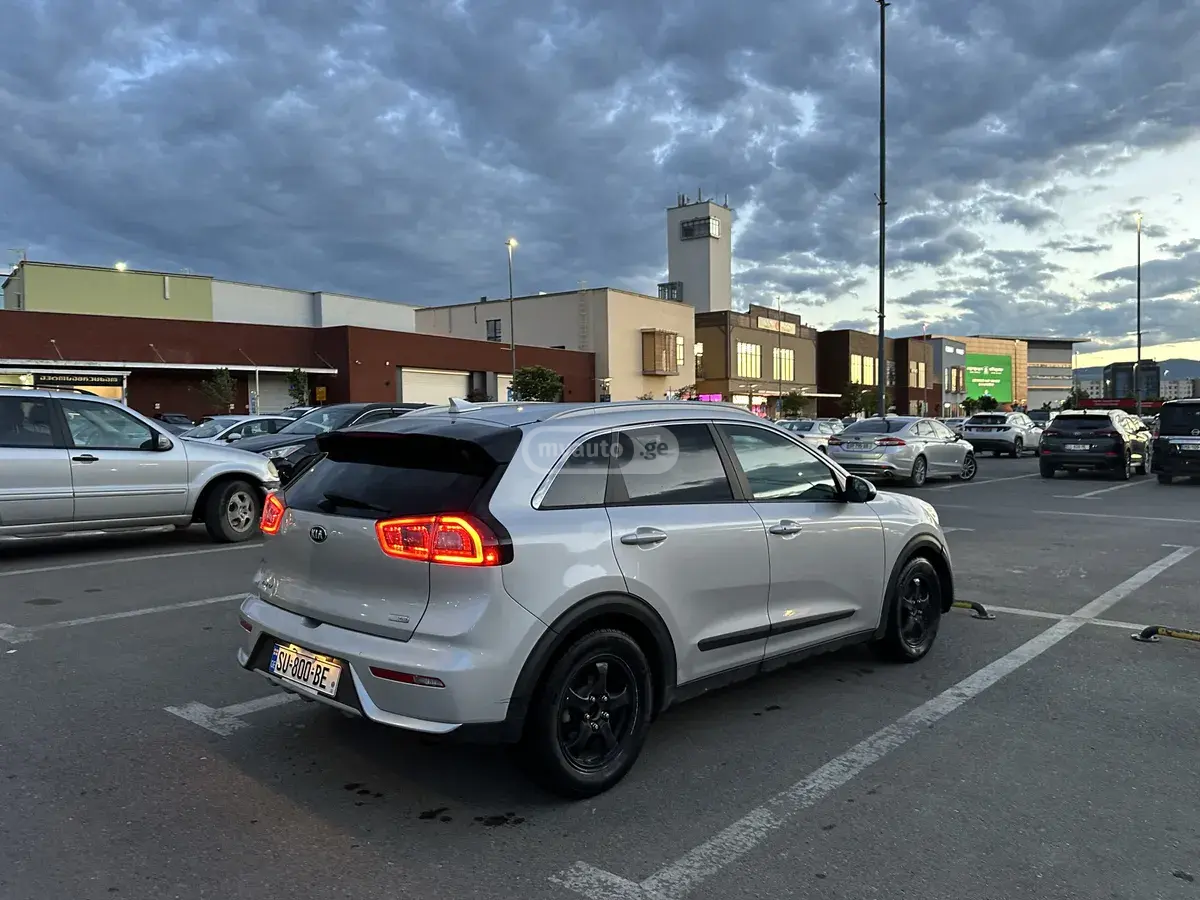 Kia Niro 2017 — photo 2