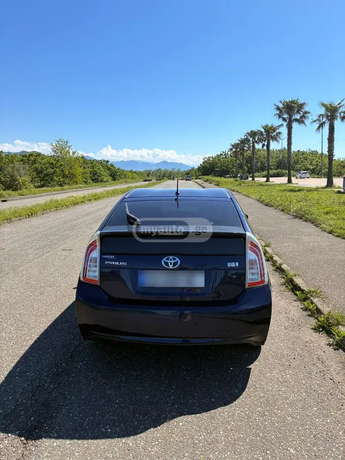 Toyota Prius 2013 — photo 2