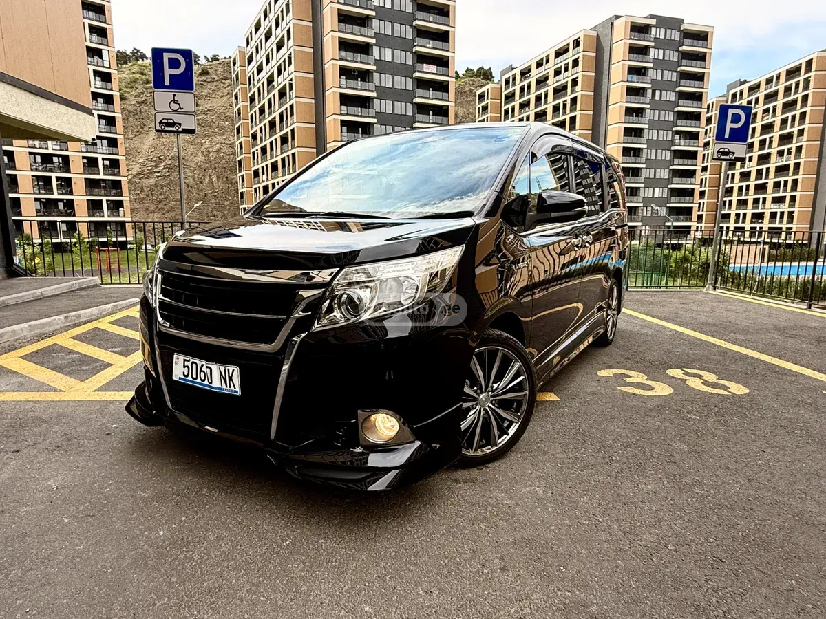 Toyota Voxy 2014 — photo 2