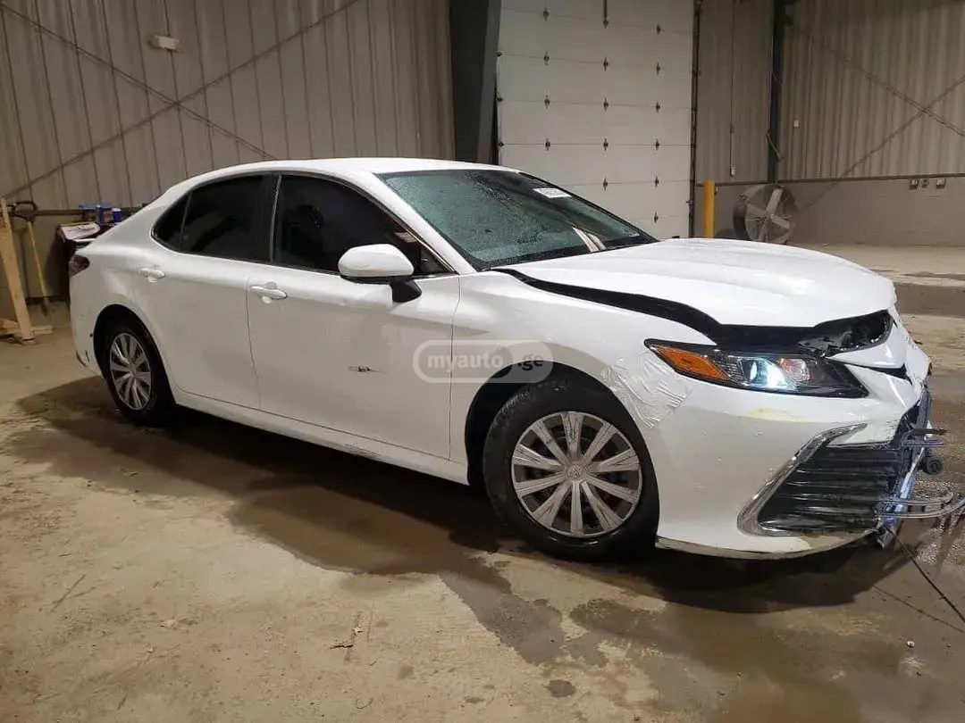 Toyota Camry 2022 — photo 2