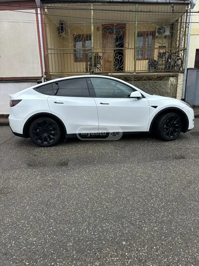 Tesla Model Y 2021 — photo 2