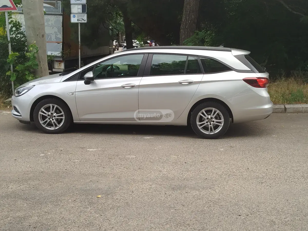 Opel Astra 2018 — photo 2
