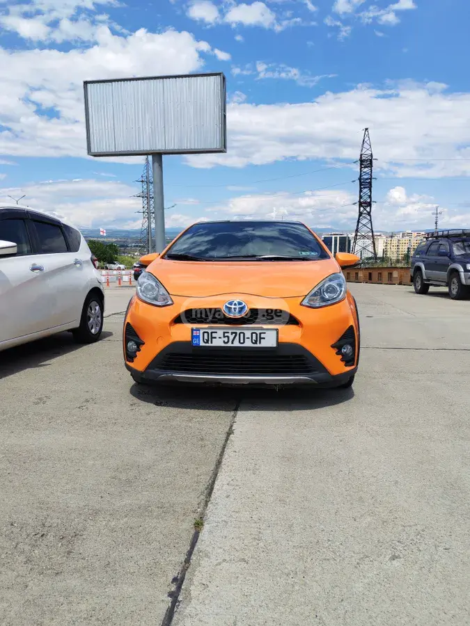 Toyota Prius C 2017 — photo 2