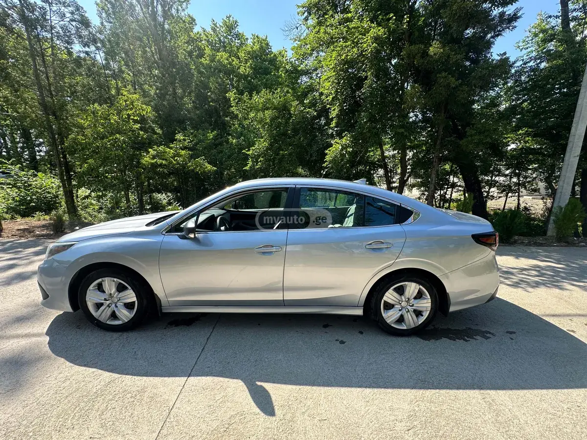 Subaru Legacy 2019 — photo 2