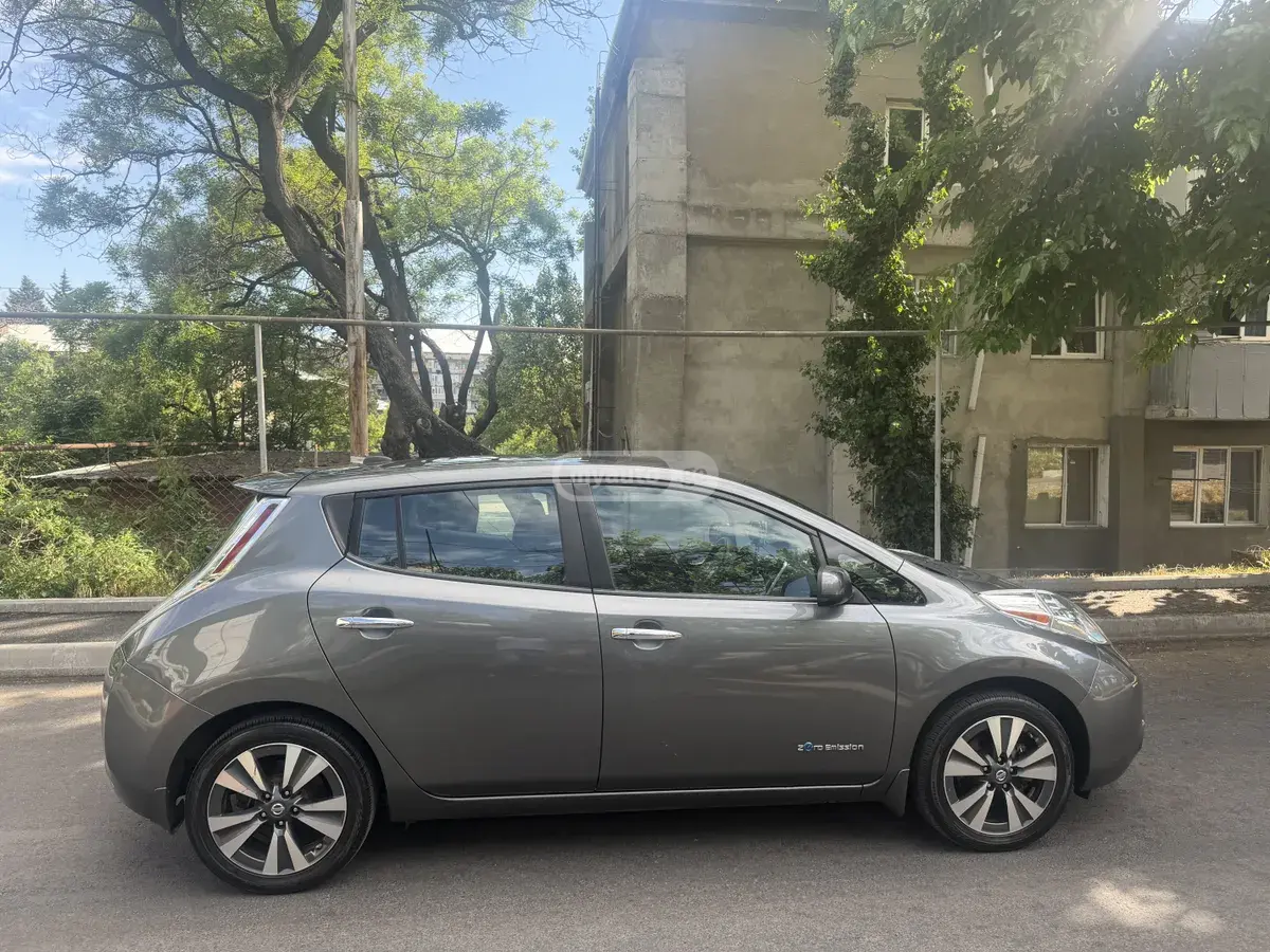 Nissan Leaf 2017 — photo 2