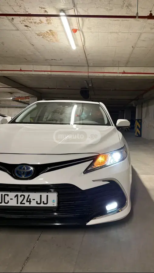 Toyota Camry 2020 — photo 2