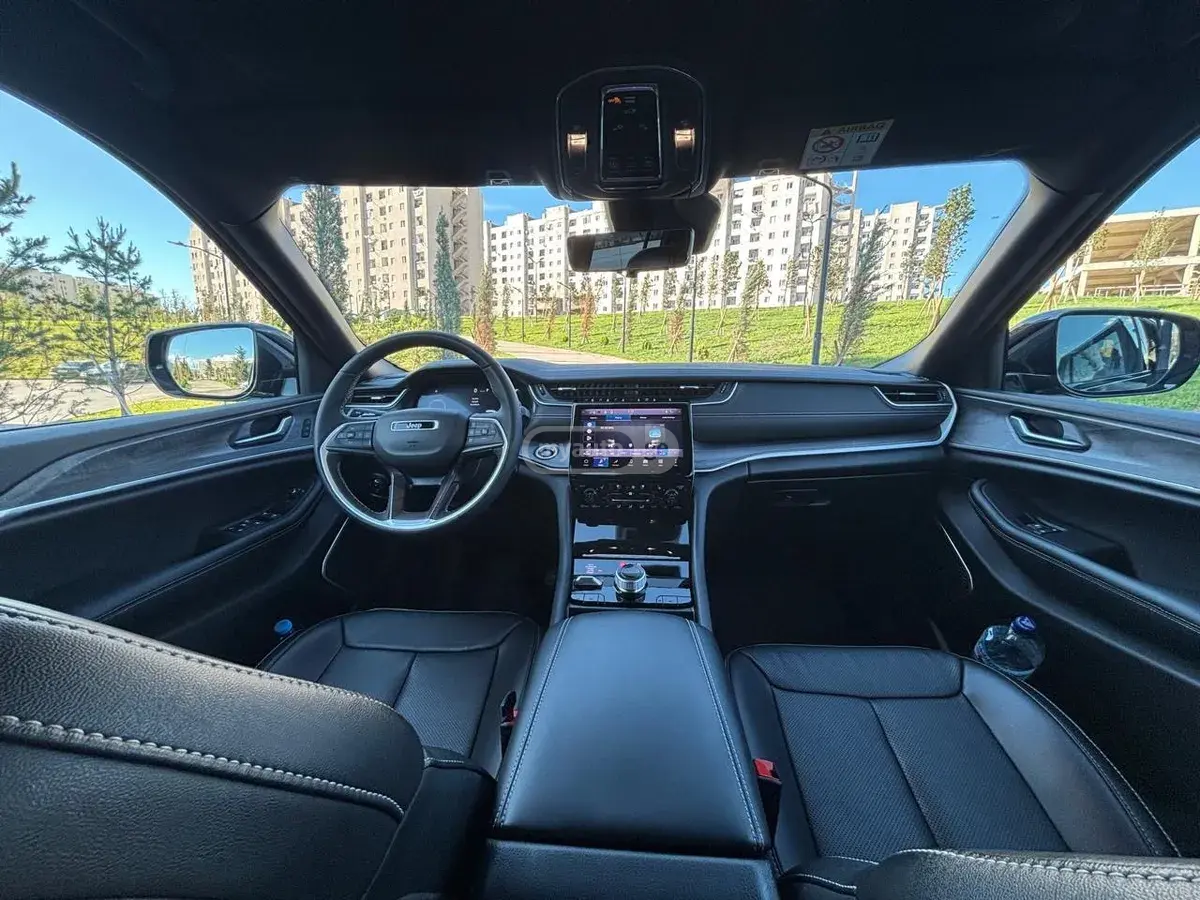 Jeep Grand Cherokee 2024 — photo 2
