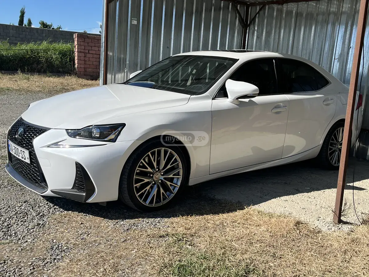 Lexus IS 200 2017 — photo 2