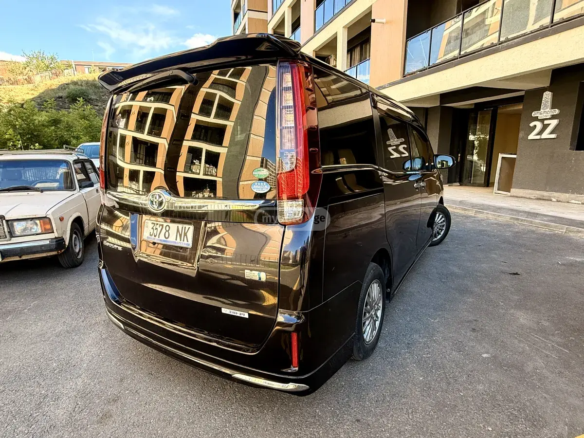 Toyota Voxy 2014 — photo 2