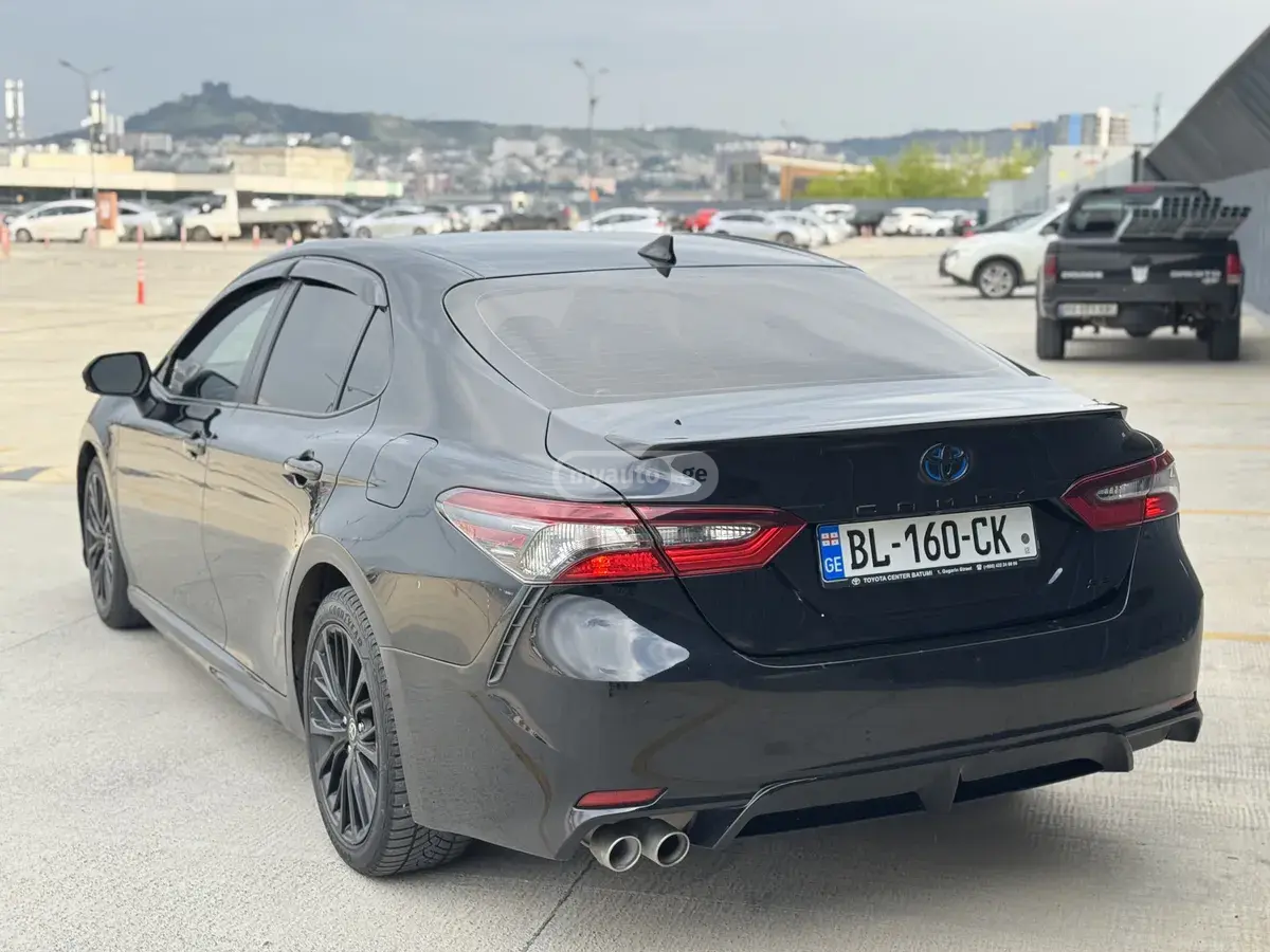 Toyota Camry 2022 — photo 2