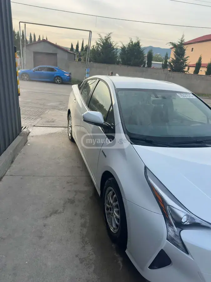 Toyota Prius 2016 — photo 2