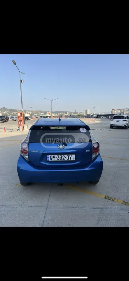 Toyota Prius C 2013 — photo 2