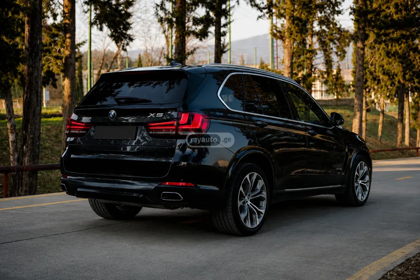 BMW X5 2018 — photo 2
