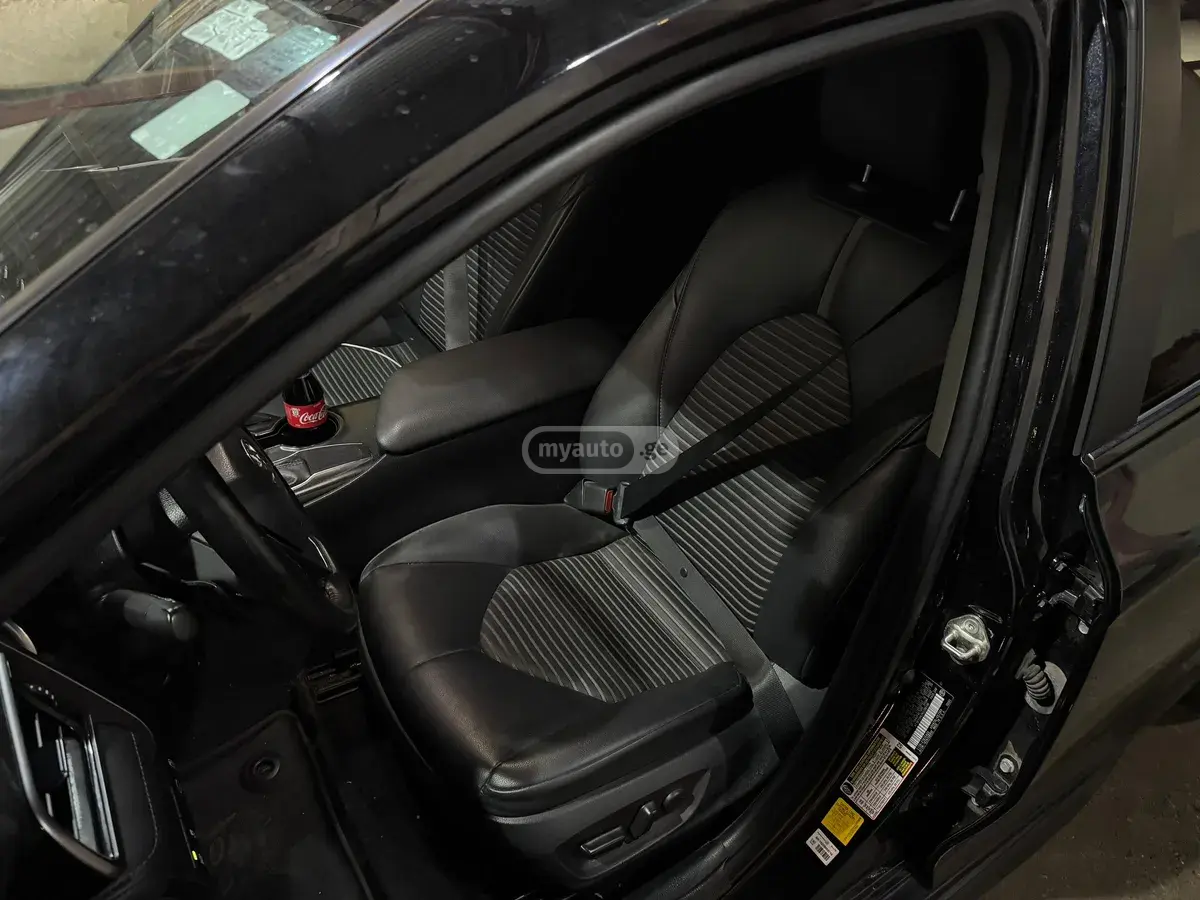 Toyota Camry 2019 — photo 2