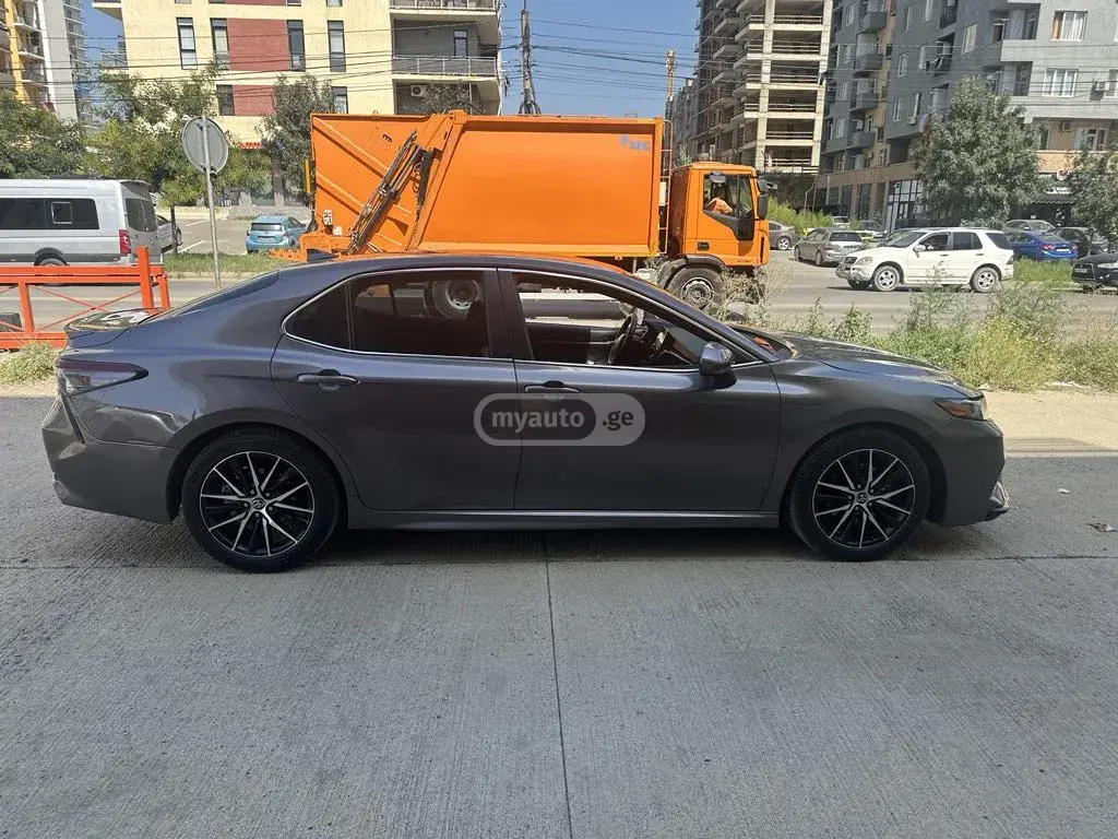 Toyota Camry 2021 — photo 2