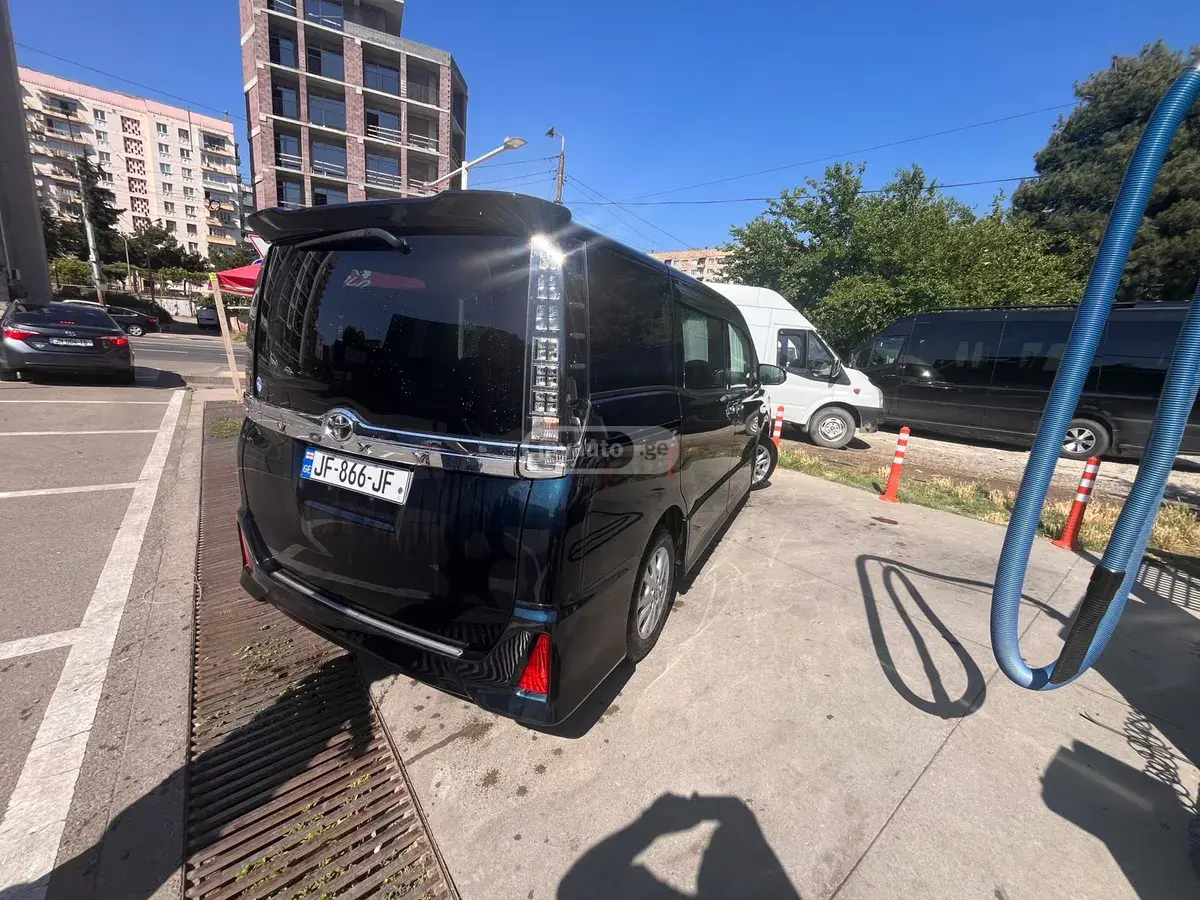 Toyota Voxy 2016 — photo 2