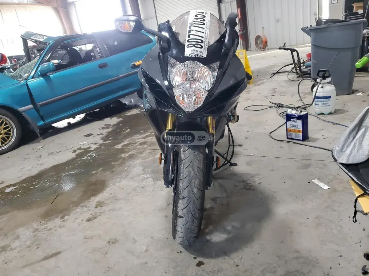 Suzuki GSX-R750 2025 — photo 2