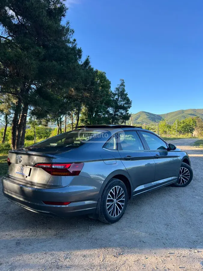 Volkswagen Jetta 2019 — photo 2
