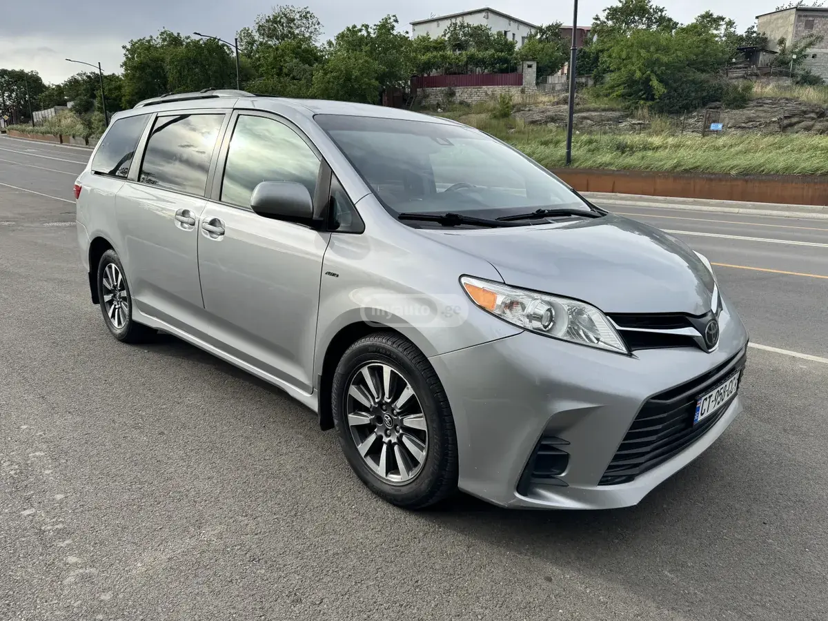 Toyota Sienna 2019 — photo 2