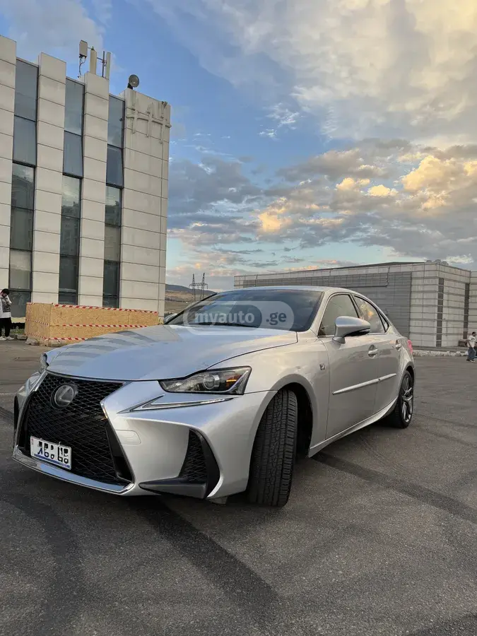 Lexus IS 300 2018 — photo 2
