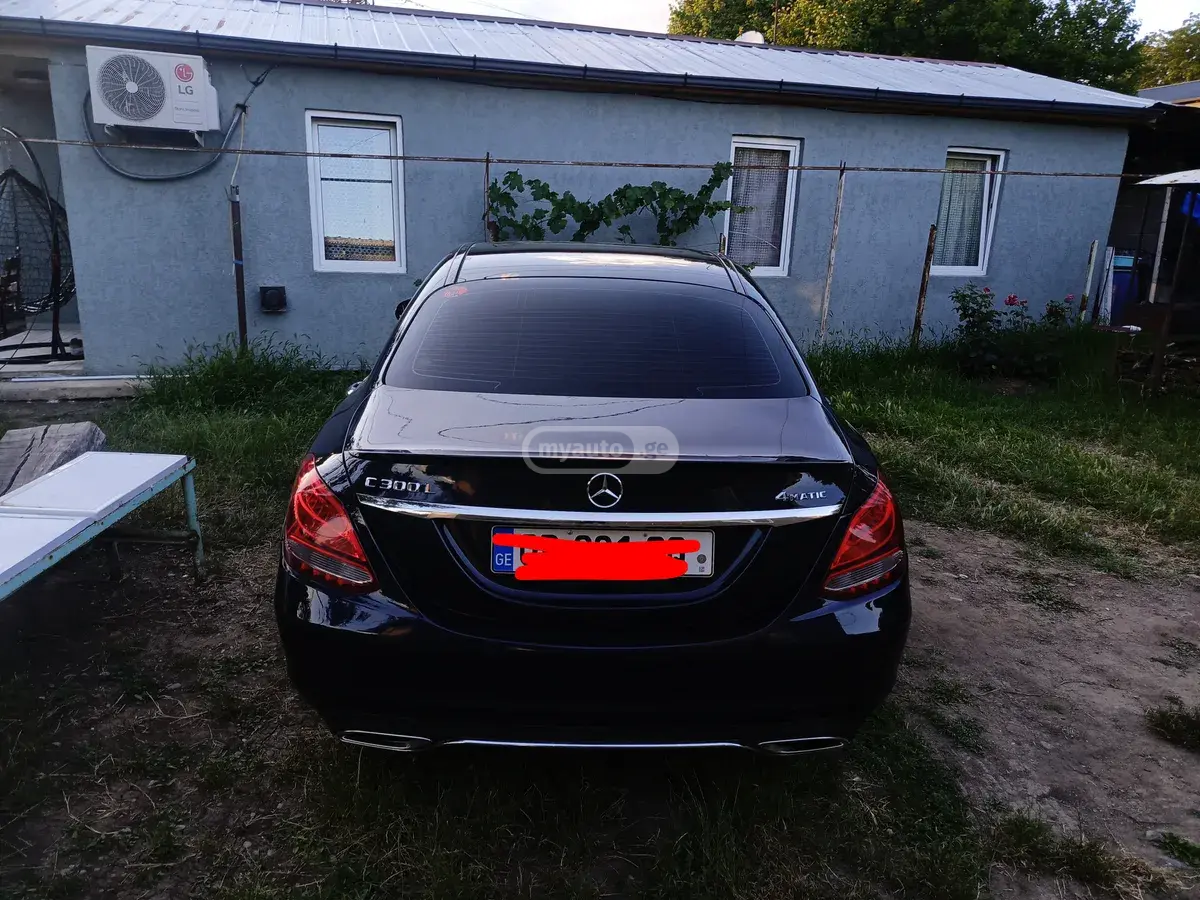 Mercedes-Benz C 300 2016 — photo 2