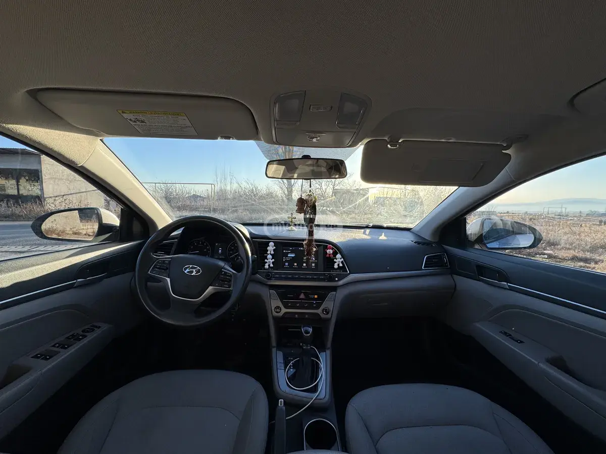 Hyundai Elantra 2017 — photo 2