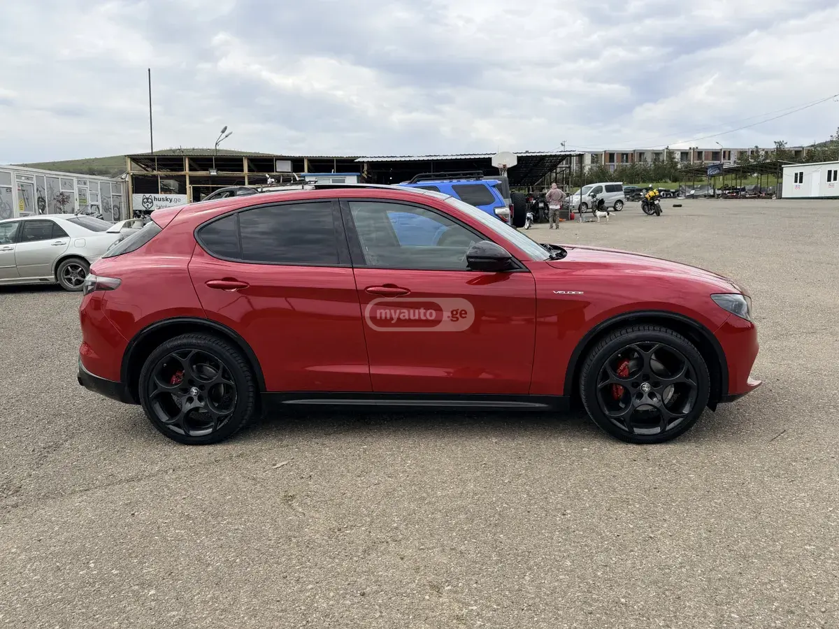 Alfa Romeo Stelvio 2023 — photo 2