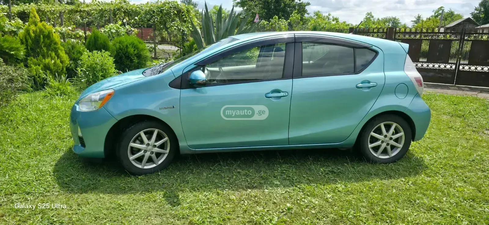 Toyota Prius C 2012 — photo 2