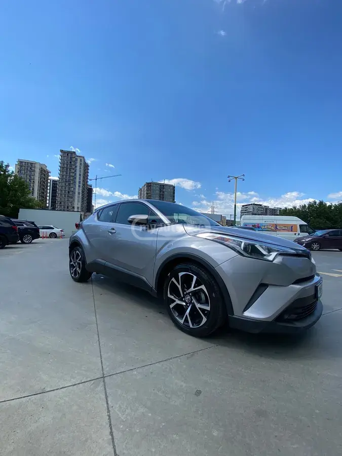 Toyota C-HR 2019 — photo 2