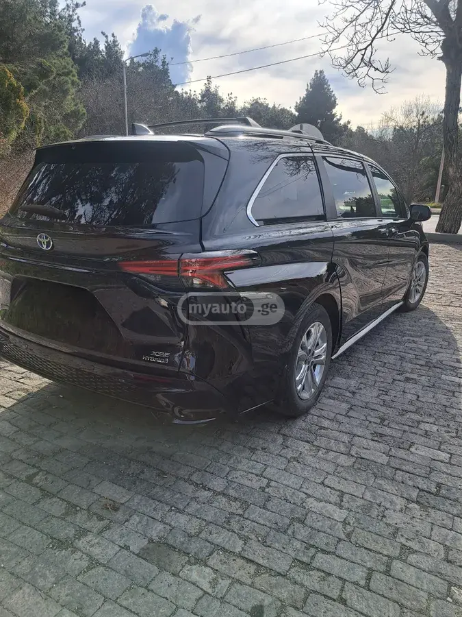 Toyota Sienna 2022 — photo 2