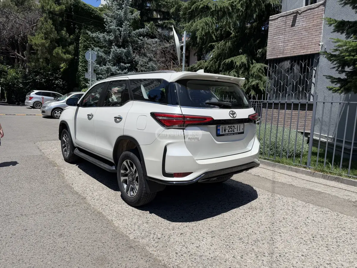 Toyota Fortuner 2022 — photo 2