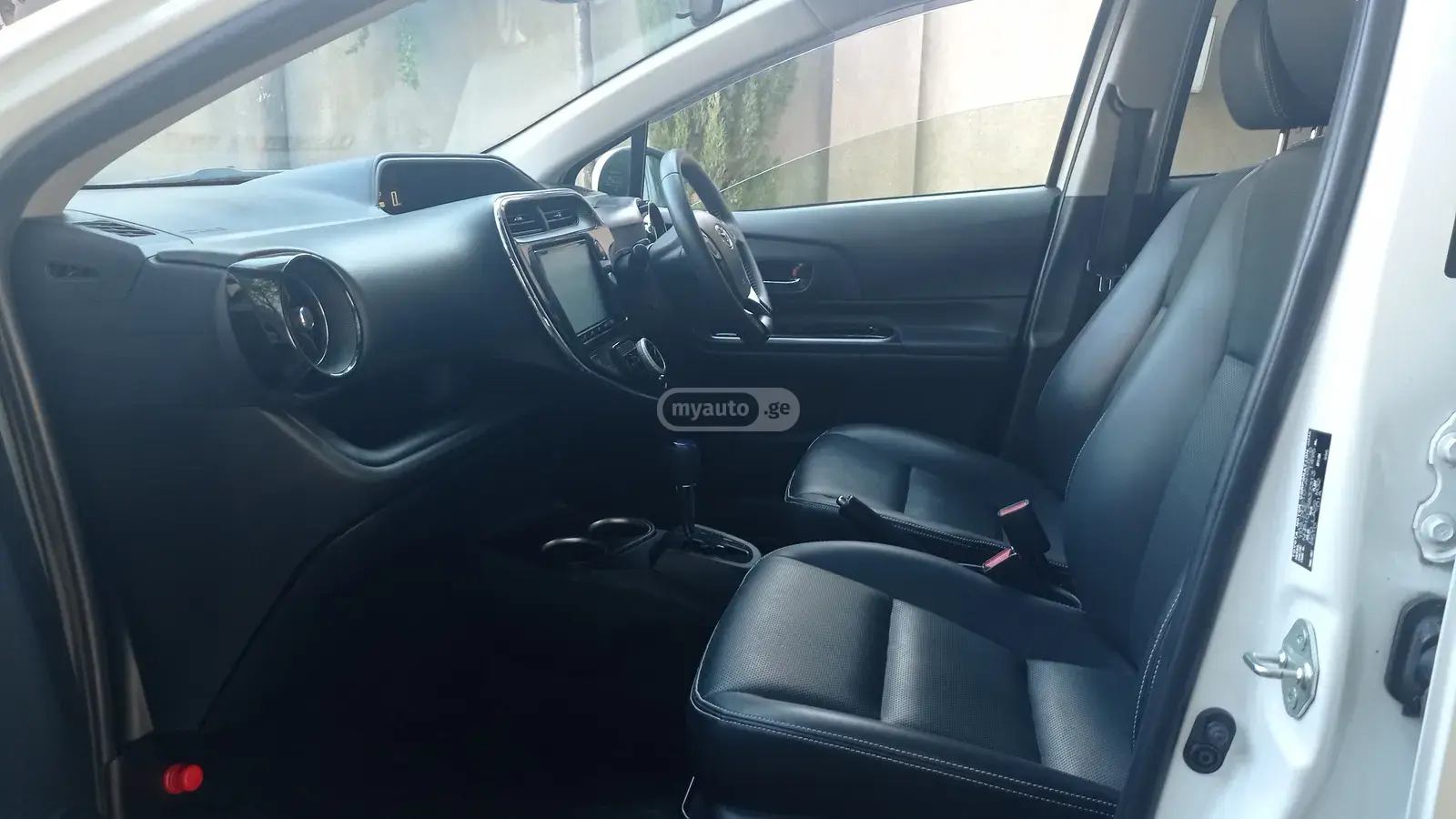 Toyota Aqua 2019 — photo 2