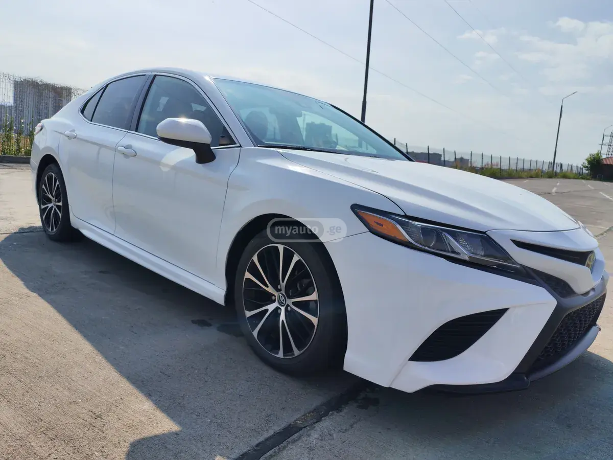 Toyota Camry 2018 — photo 2