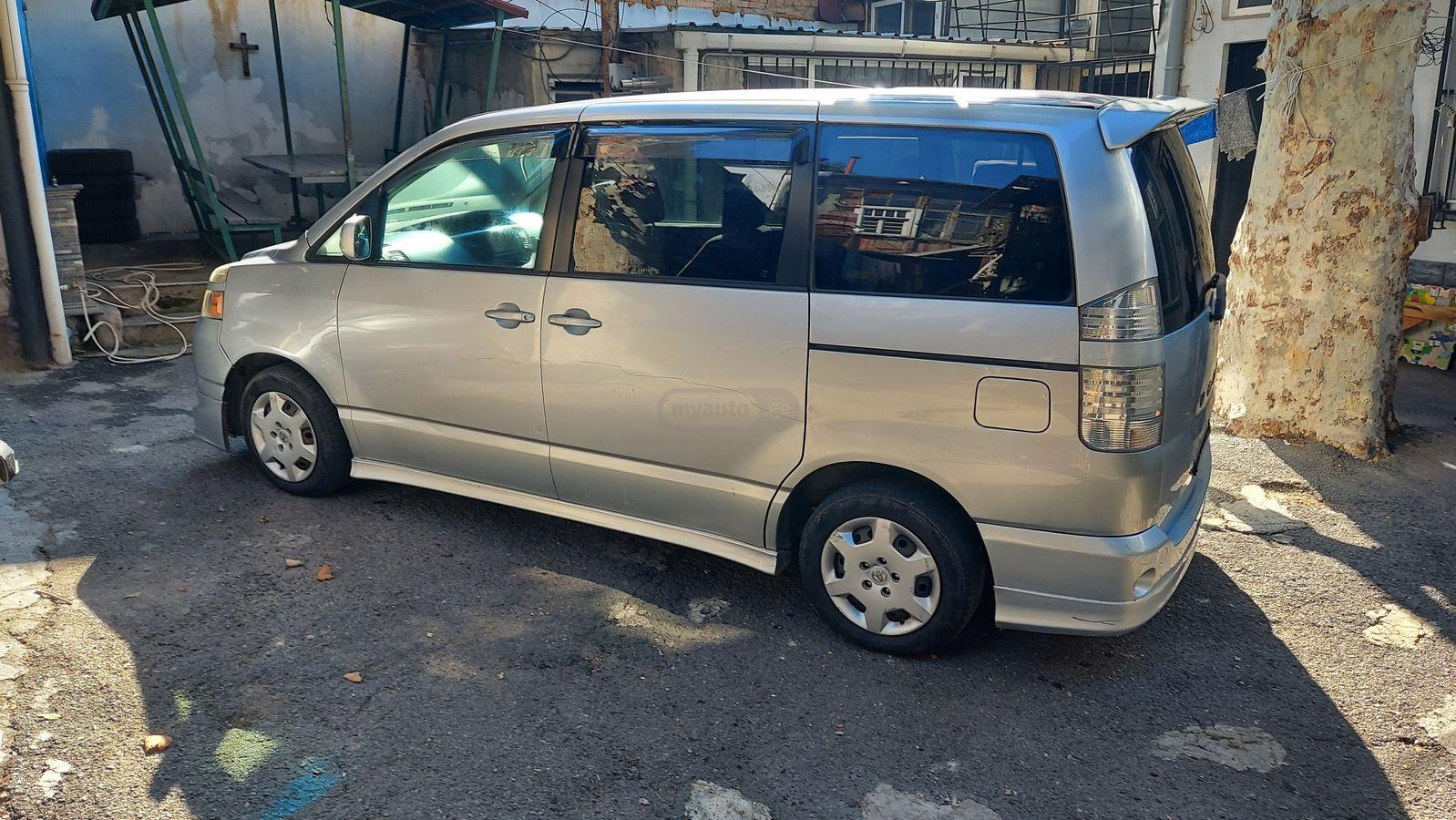 Toyota Voxy 2004 — photo 2