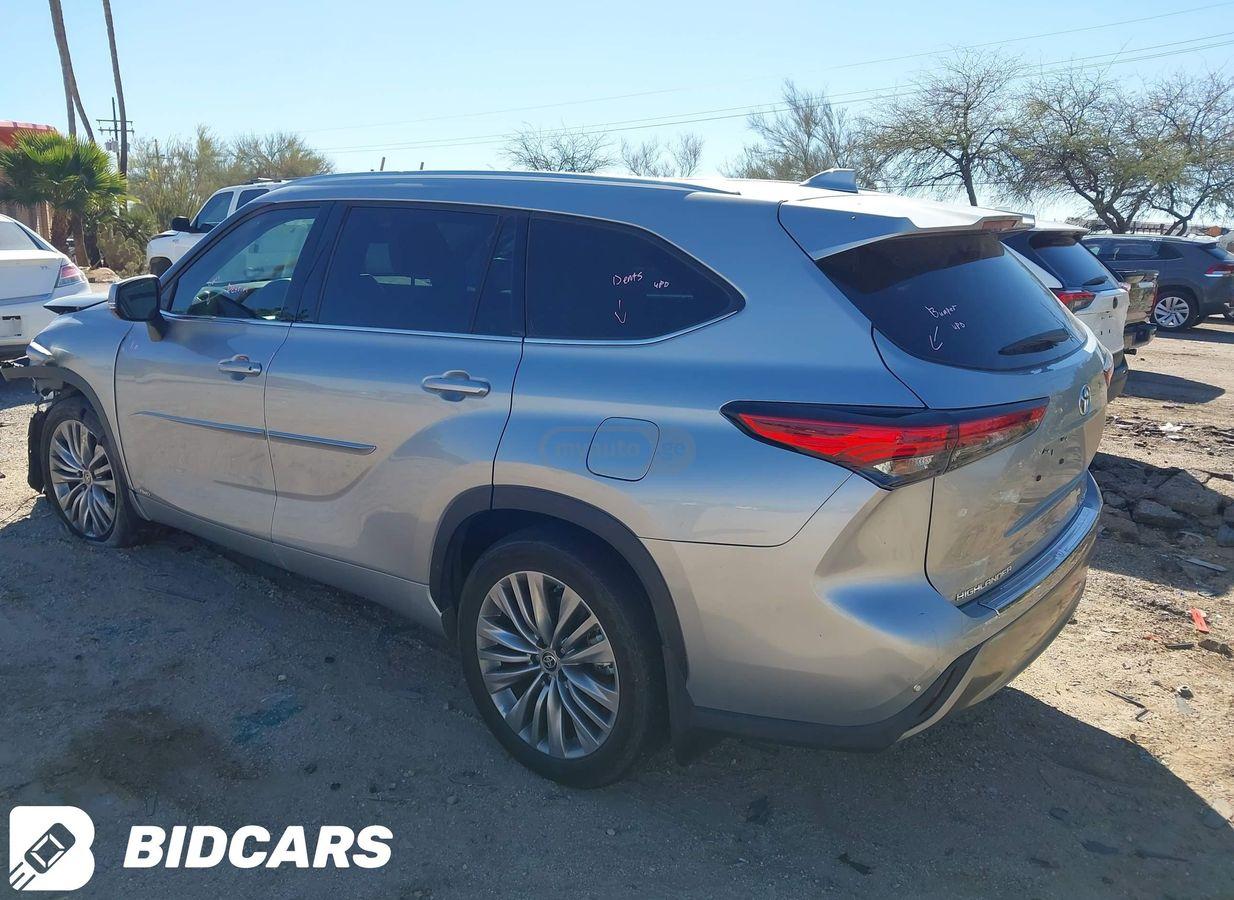 Toyota Highlander 2022 — photo 2