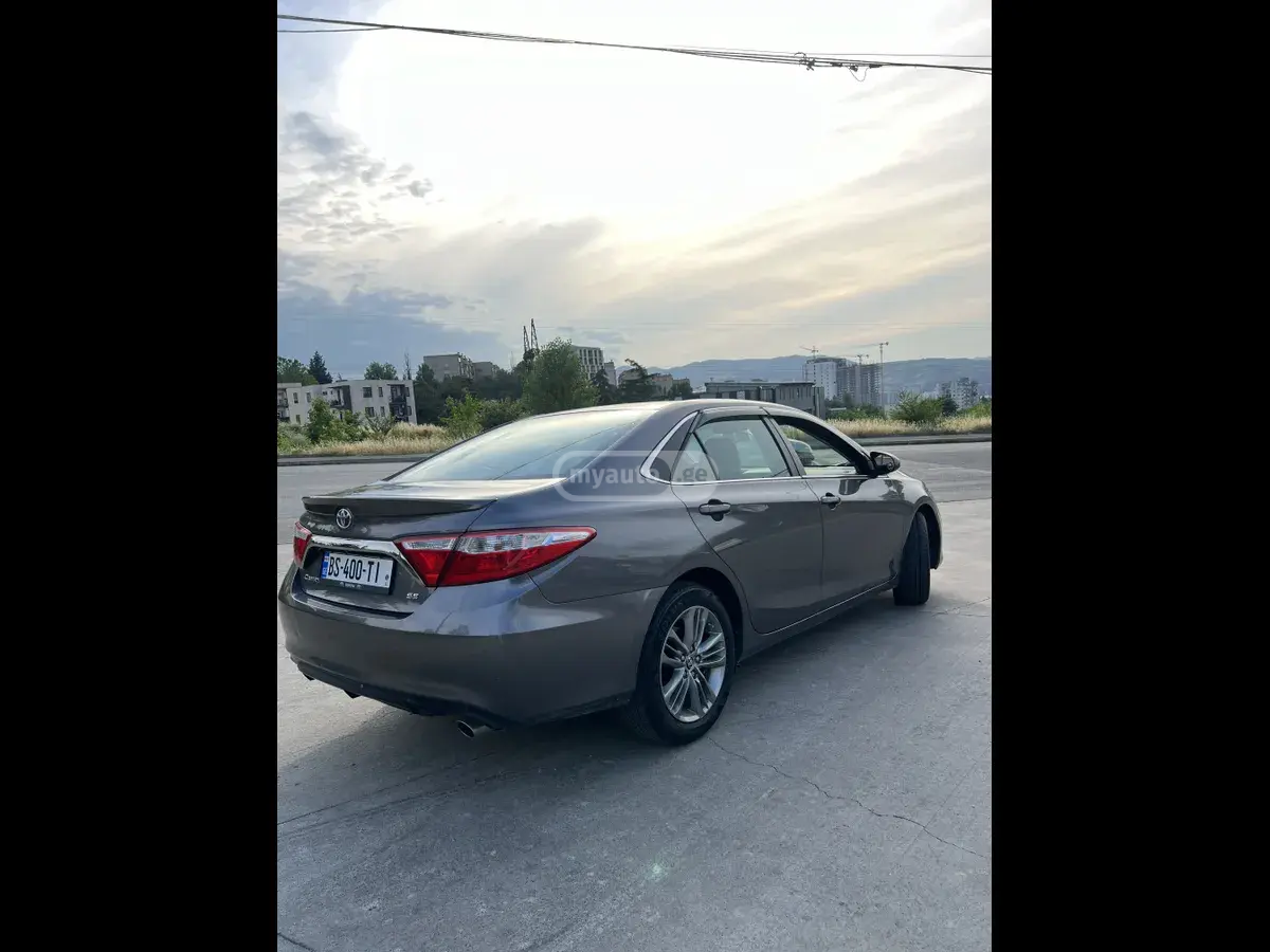 Toyota Camry 2017 — photo 2