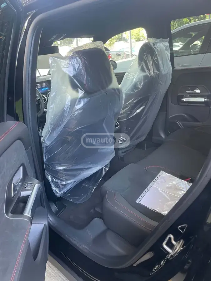 Mercedes-Benz GLB 200 2025 — photo 2