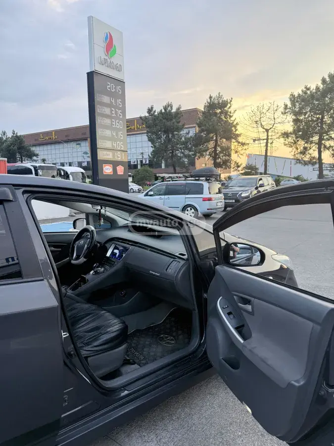 Toyota Prius 2012 — photo 2