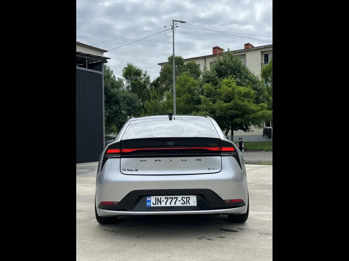 Toyota Prius 2023 — photo 2