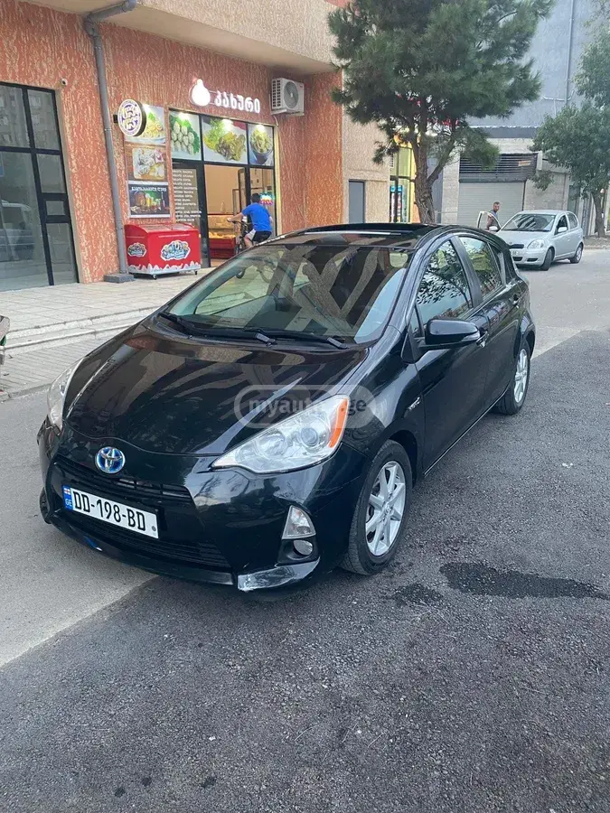 Toyota Prius C 2013 — photo 2