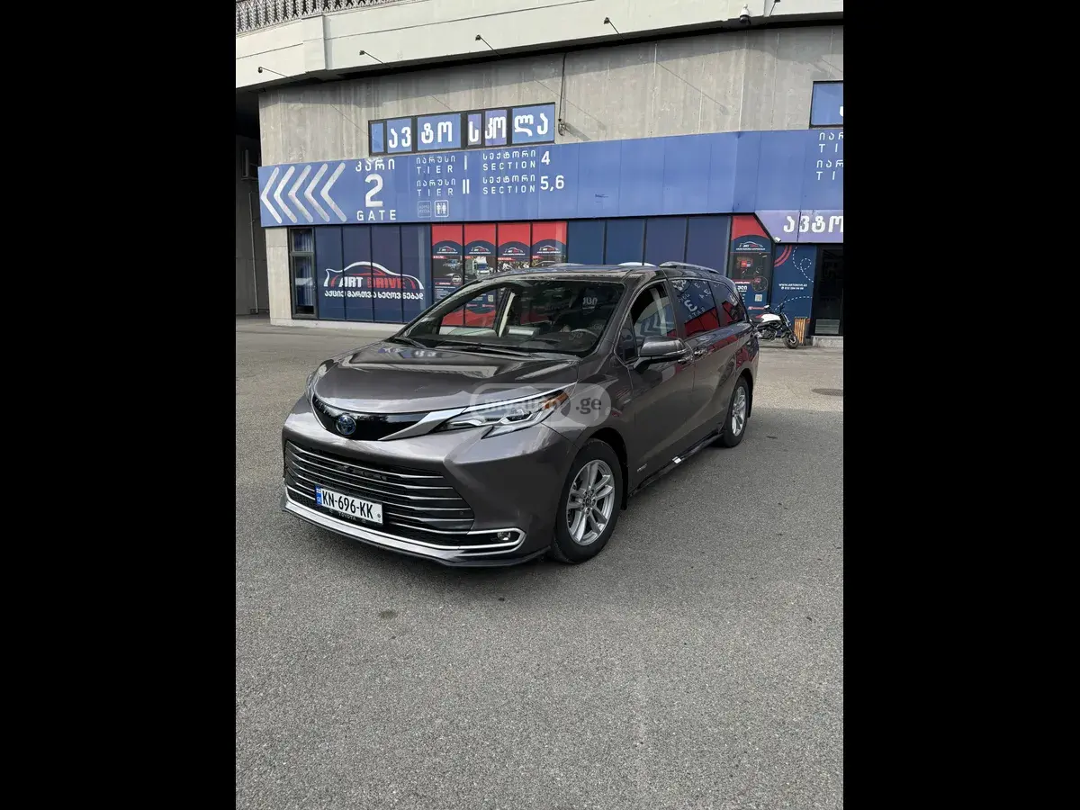Toyota Sienna 2022 — photo 2