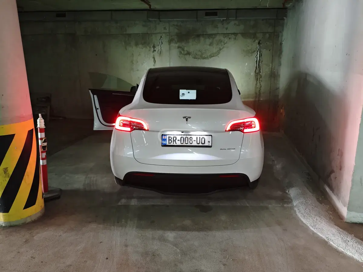 Tesla Model Y 2023 — photo 2