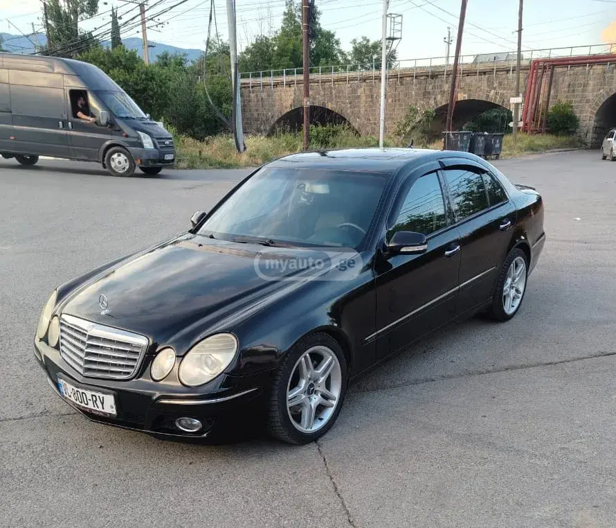 Mercedes-Benz E 300 2007 — photo 2