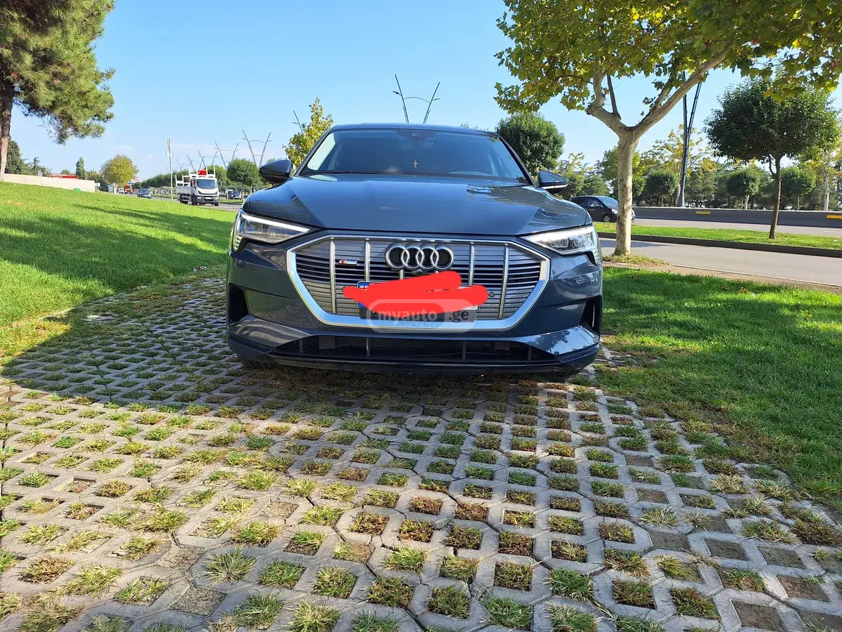 Audi e-tron 2020 — photo 2