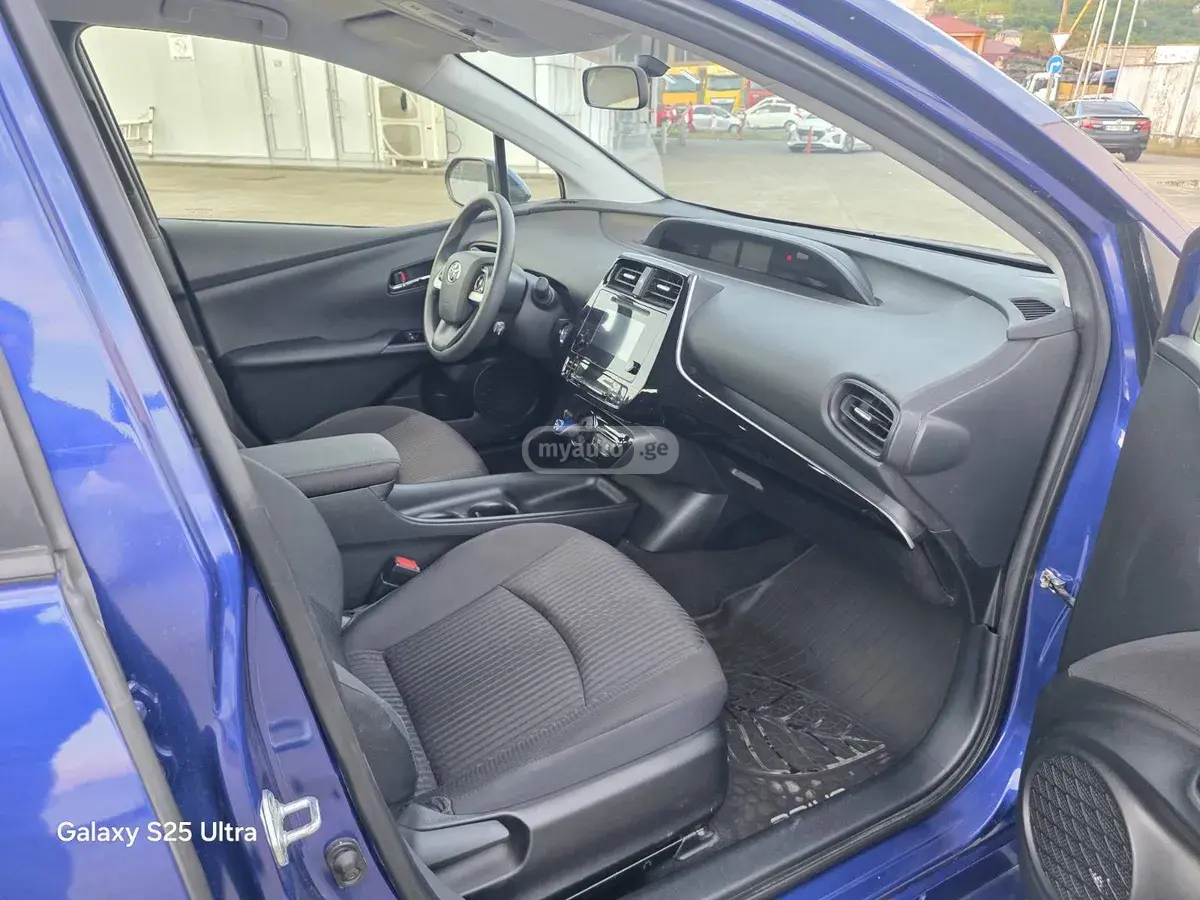 Toyota Prius 2016 — photo 2