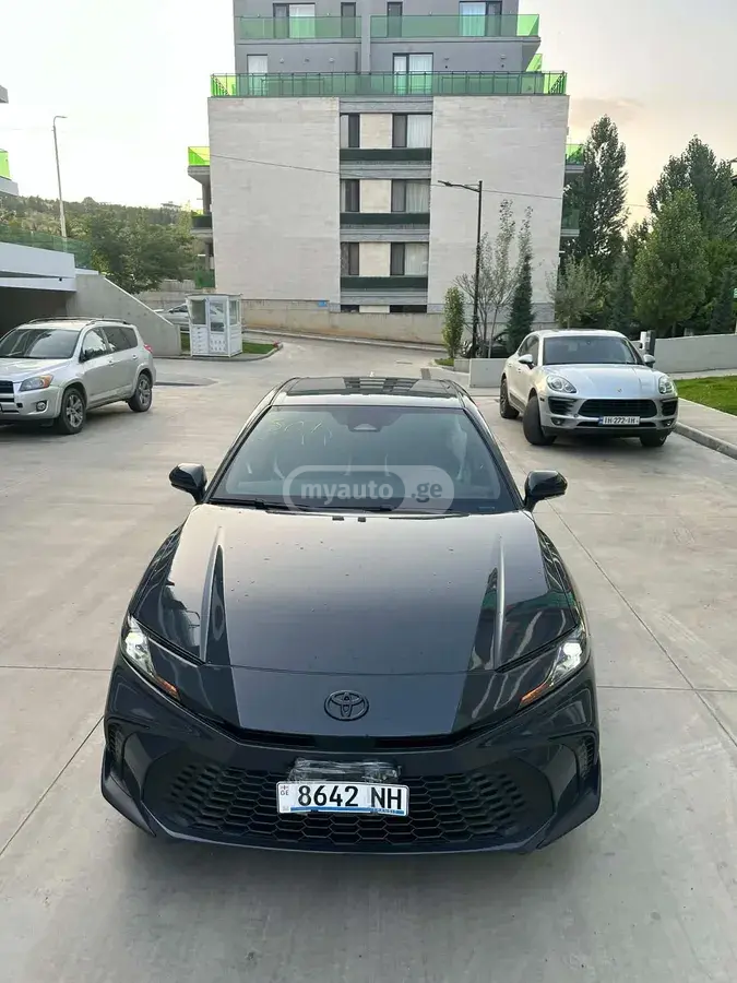 Toyota Camry 2025 — photo 2