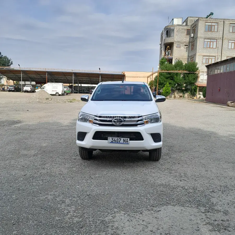 Toyota Hilux 2022 — photo 2